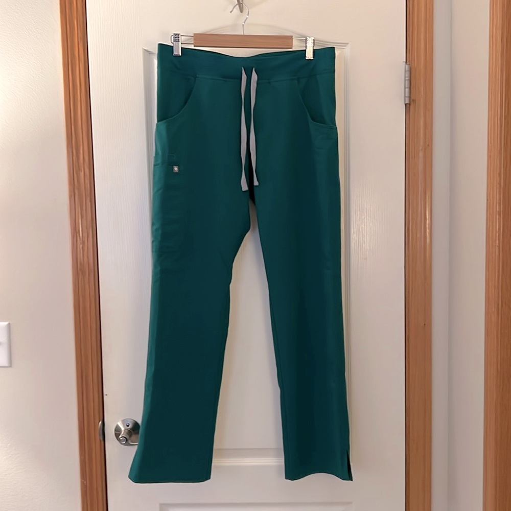 FIGS - Hunter green Kade scrub pant and Catarina top - medium